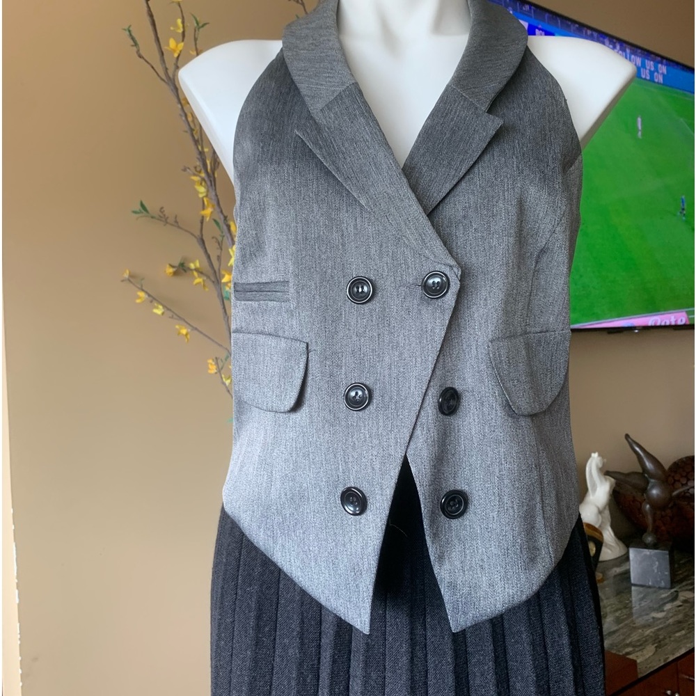 New T. MILANO Beautiful Gray Vest. Size 8. Made in Vietnam. Classic style.